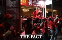 [TF포토] 주민들 향해 노래부르는 홍준표 후보