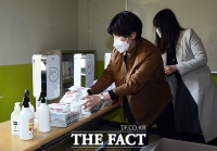[TF포토] 투표소에 비치되는 소독용품