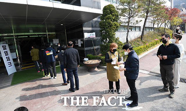 아직은 낯선 투표 현장