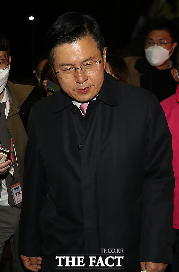 제21대 국회의원선거 개표 작업이 진행 중인 15일 오후 황교안 미래통합당 종로구 후보가 서울 종로구 자신의 선거사무소를 찾아 지지자들에게 인사한 뒤 사무소를 나서고 있다. /이새롬 기자