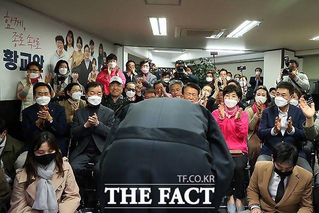 지지자들에게 허리 숙여 인사하는 황교안