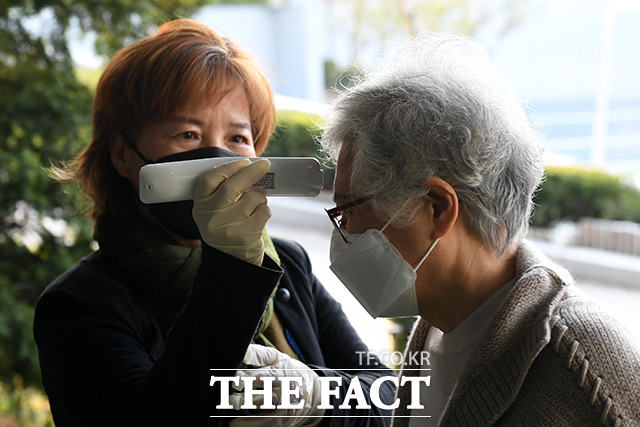 투표소 입장 전 발열 검사와 마스크