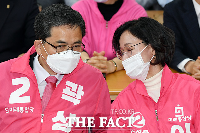 긴장된 표정으로 출구 조사 결과 지켜보는 곽상도 후보와 이인선 후보