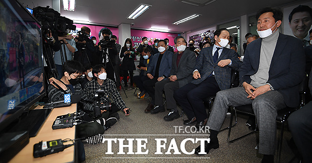 출구 조사 지켜보는 오 후보