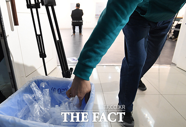 사용한 비닐장갑은 쓰레기통으로