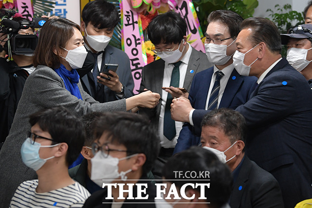 주먹 인사는 기본!