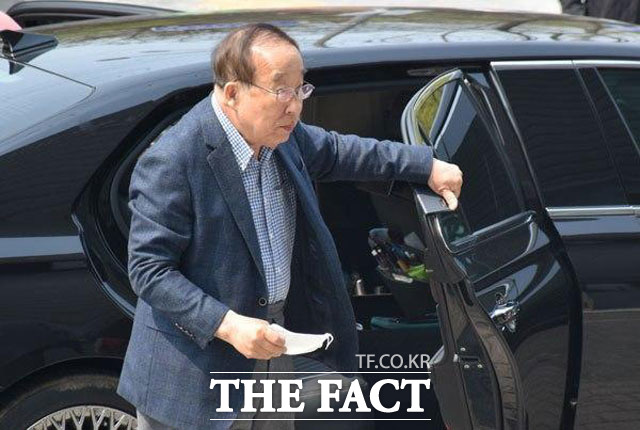 박용성 전 두산그룹 회장이 15일 오전 서울 성북구 성북동 성북글로벌빌리지센터에 마련된 투표소로 들어가고 있다. /장병문 기자