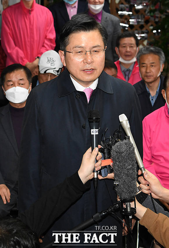 종로구에서 낙선이 확실시 된 황교안 미래통합당 대표가 선거사무소를 찾아 발언하고 있다.