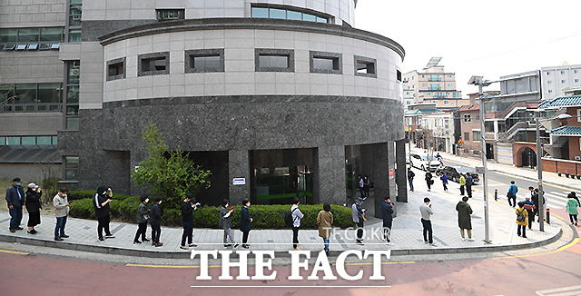 제 21대 국회의원 선거일인 15일 오후 서울 은평구 불광 제7투표소 앞에서 유권자들이 1미터 거리두기를 유지하며 길게 줄 서 있다. /이새롬 기자