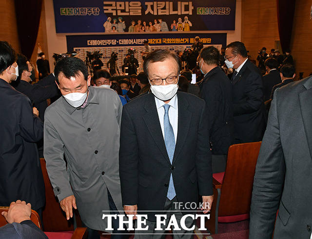 이해찬 더불어민주당 대표(가운데)가 15일 오후 서울 여의도 국회 의원회관 대회의실에 마련된 더불어민주당 제21대 국회의원 선거 개표상황실에서 출구조사 결과 발표를 시청한 뒤 의원회관을 나서고 있다. / 국회=배정한 기자