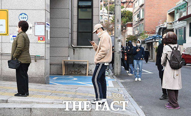 제21대 국회의원 선거일인 15일 오전 서울 서대문구 연희동 주민센터에 마련된 연희제1투표소에서 유권자들이 투표를 하기 전 일정한 간격을 유지하며 기다리고 있다. / 배정한 기자