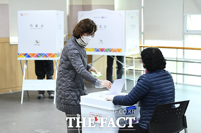 제21대 국회의원 선거날인 15일 오전 서울 동작구 사당 제1동 제5투표소를 찾은 시민들이 소중한 한표를 행사하고 있다. /이동률 기자