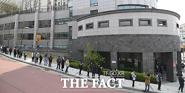 제 21대 국회의원 선거일인 15일 오후 서울 은평구 불광 제7투표소 앞에서 유권자들이 1미터 거리두기를 유지하며 길게 줄 서 있다.