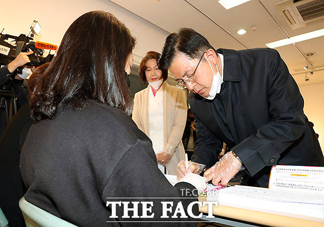 투표 전 선거인명부에 이름 쓰는 황교안 대표