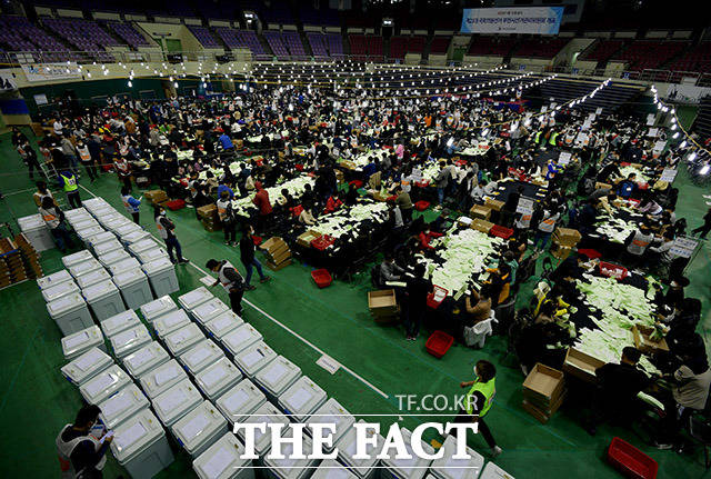21대 국회의원선거가 종료된 15일 오후 경기 부천체육관에 마련된 개표소에서 개표가 진행되고 있다. /부천=이덕인 기자