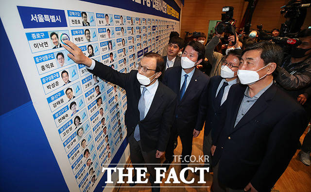 이해찬 더불어민주당 대표(왼쪽)가 15일 오후 서울 여의도 국회 의원회관 대회의실에 마련된 더불어민주당-더불어시민당 제21대 국회의원 선거 개표상황실에서 종합상황판 당선 스티커를 붙이고 있다. / 국회=배정한 기자