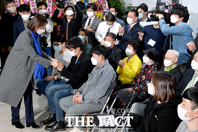 캠프 관계자들과 인사하는 고 후보