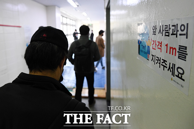 투표를 기다릴때는 간격 1m를 지켜주세요