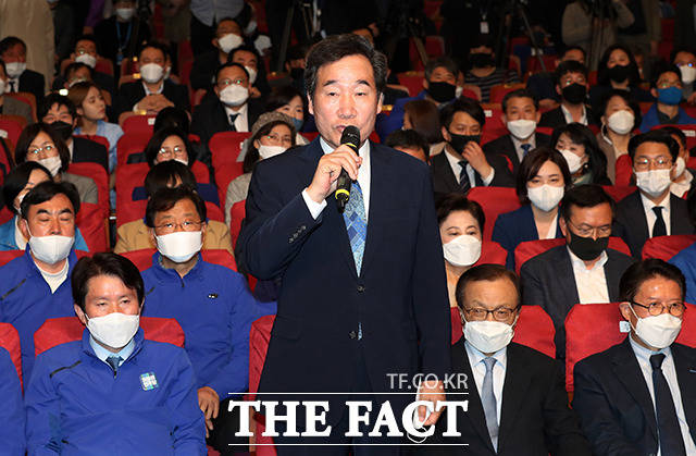 이낙연 더불어민주당 상임선대위원장(가운데)이 15일 오후 서울 여의도 국회 의원회관 대회의실에 마련된 더불어민주당 제21대 국회의원 선거 개표상황실에서 출구조사 결과 발표를 시청한 뒤 발언을 하고 있다. / 국회사진취재단