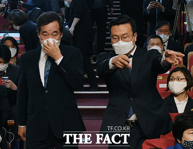 개표상황실 들어서는 이낙연 상임선대위원장(왼쪽)