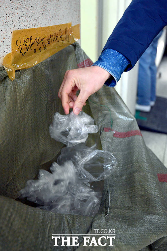 한번 사용한 후 바로 폐기되는 비닐장갑