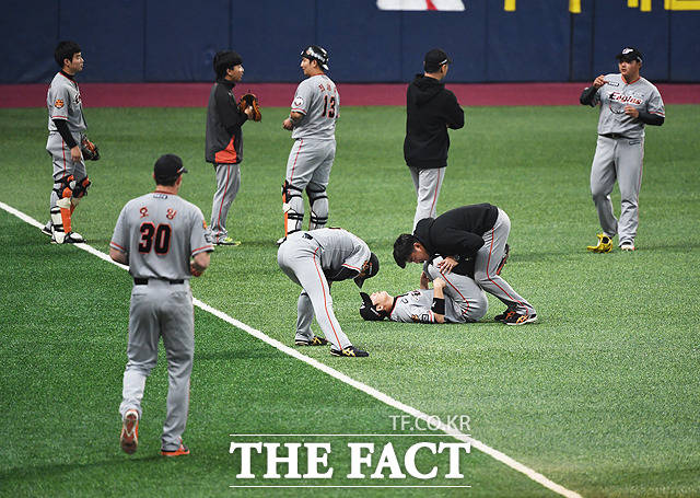 발열 증상이 있었던 한화 이글스 2군 선수가 신종 코로나바이러스감염증(코로나19) 검사에서 음성 판정을 받았다. 사진은 고척스카이돔 경기에 앞서 몸을 푸는 한화 1군 선수들. /더팩트DB