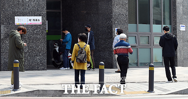 띄엄띄엄 선 선거인들