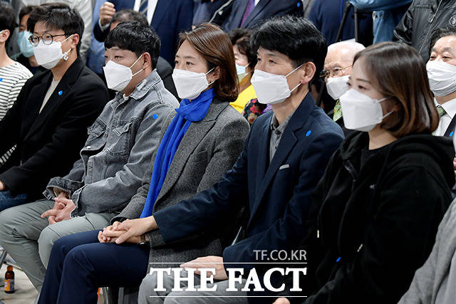 고 후보의 손을 꼭 잡아주는 조기영 씨