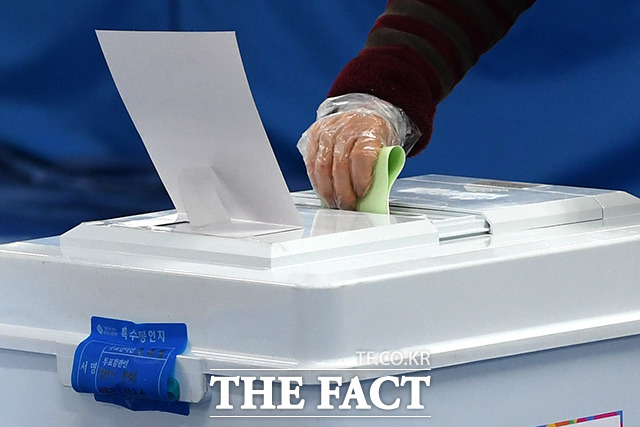 비닐 장갑 착용하고 투표하는 유권자.
