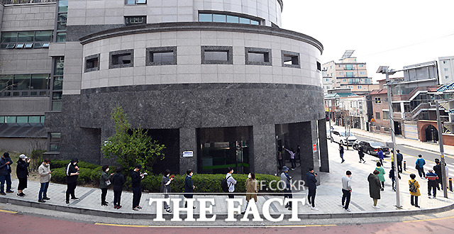 투표소에서도 계속 되는 사회적 거리두기