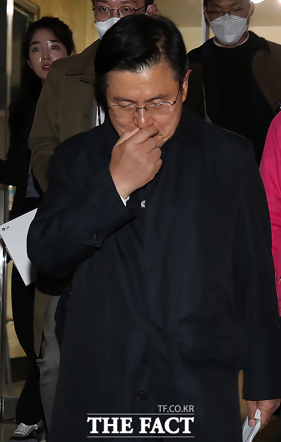 하지만 숨길 수 없는 착잡함