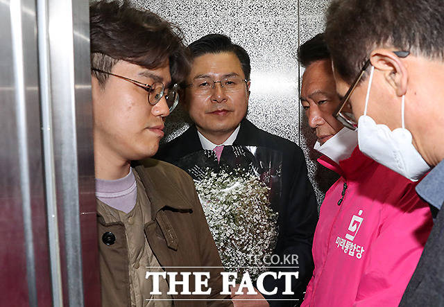 애써 담담한 척