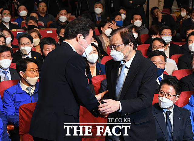 이해찬 대표와 악수하는 이낙연 상임선대위원장(왼쪽)