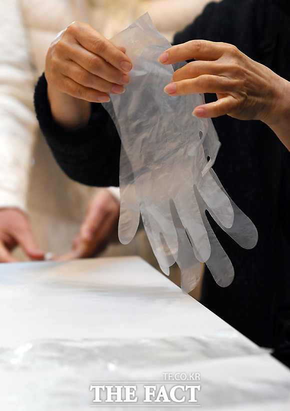 유권자들에 지급되는 일회용 비닐장갑