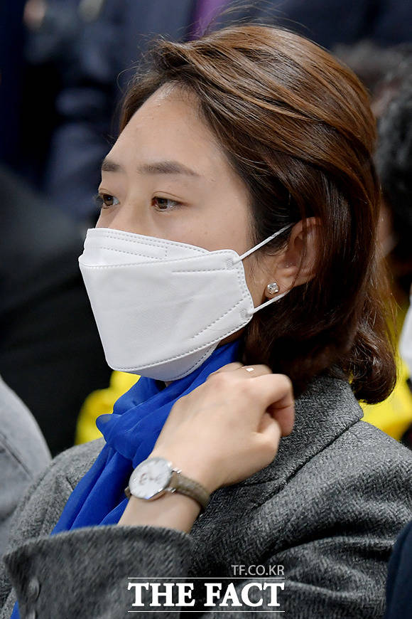 자리에 앉아 초조하게 출구조사 지켜보는 고 후보