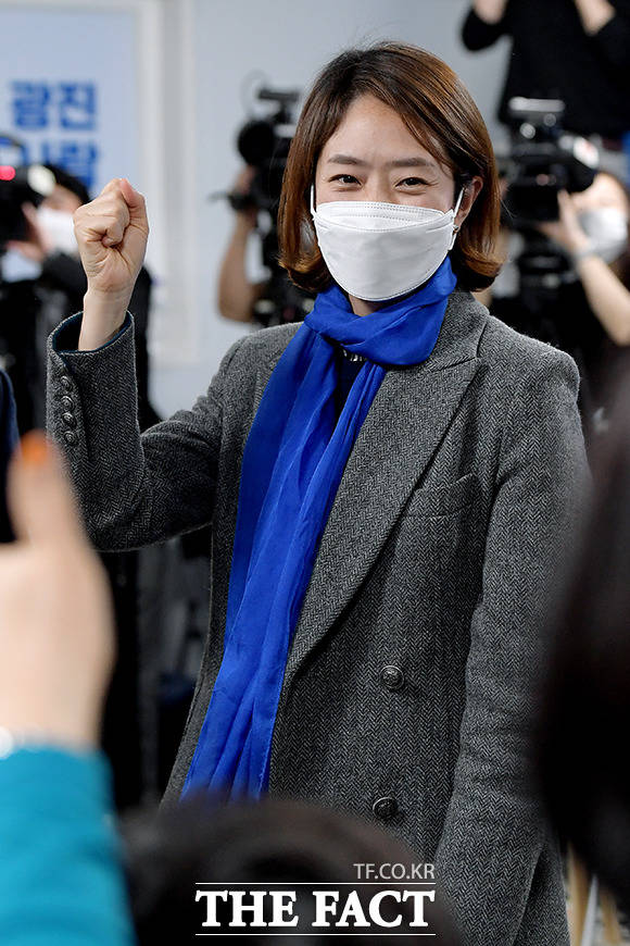 캠프 관계자들의 환호에 더욱 기뻐하는 고 후보