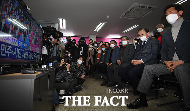 민주당 우세 결과 지켜보며...