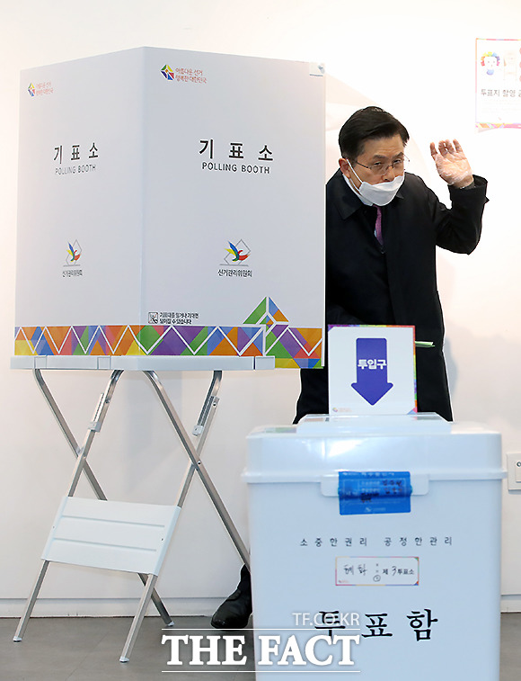 가림막 설치 후에야 투표한 황교안