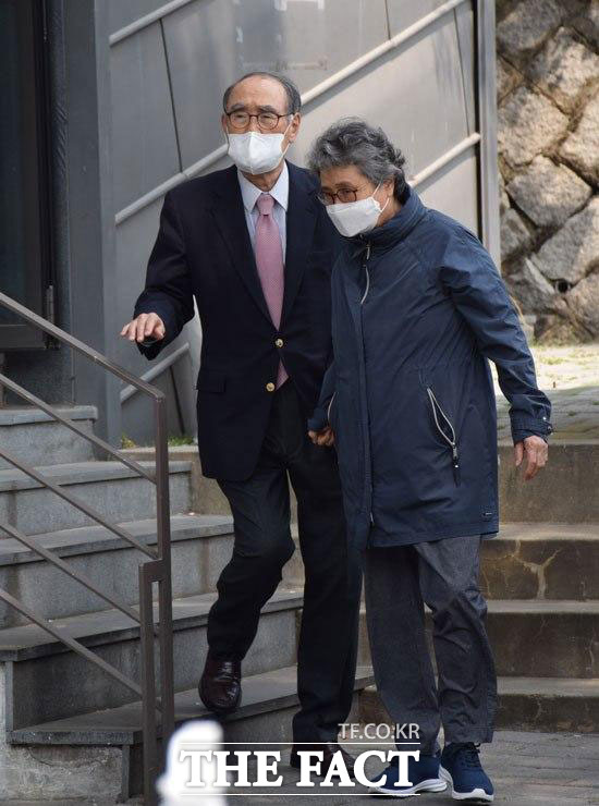 이홍구 전 국무총리가 성북글로벌빌리지센터에서 투표를 마치고 나오고 있다. /장병문 기자