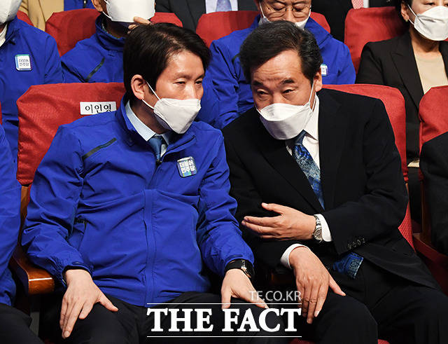 이인영 원내대표(왼쪽)와 대화하는 이낙연 상임선대위원장