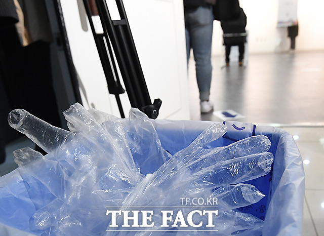 오늘도 쌓여가는 일회용 비닐장갑