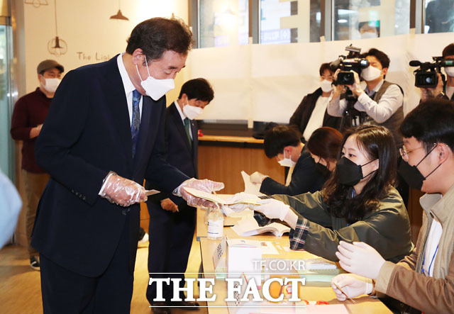 이낙연 더불어민주당 종로 후보가 15일 서울 종로구 교남동 제3투표소에서 제21대 국회의원선거 투표 용지를 받고 있다. /남윤호 기자
