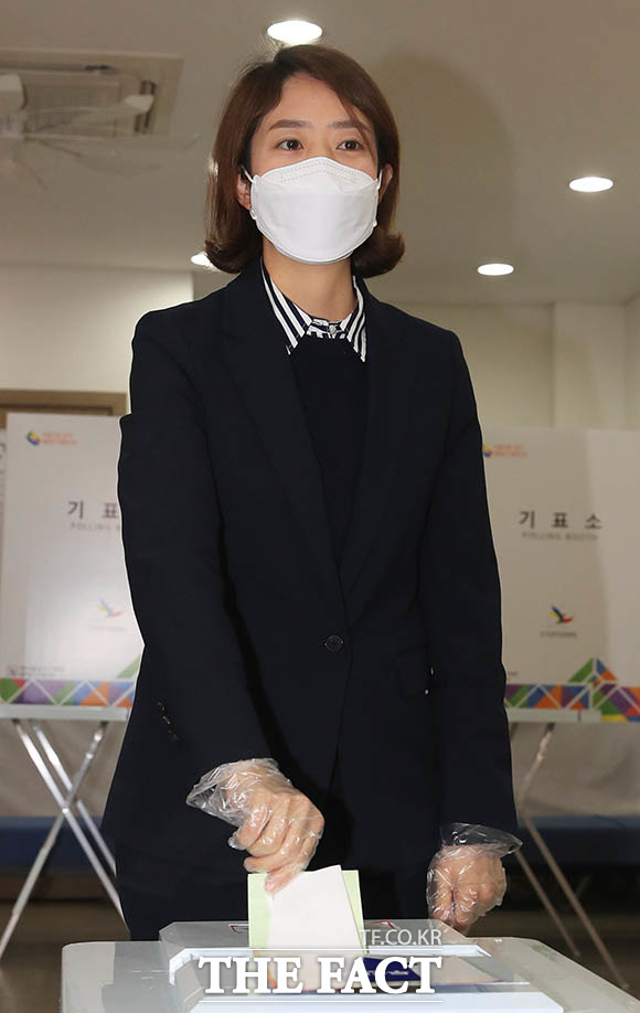 제21대 국회의원 선거일인 15일 오전 광진을에 출마한 고민정 더불어민주당 후보가 서울 광진구민방위교육센터에 마련된 구의3동 제1투표소에서 투표하고 있다. /김세정 기자