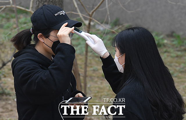 투표에 앞서 체온 측정하는 유권자들