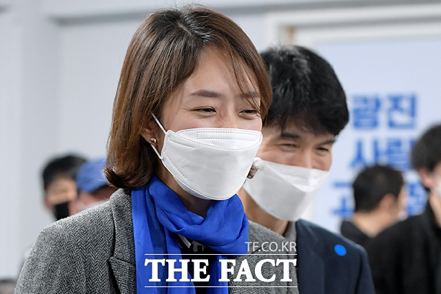 나가는 순간까지 감출 수 없는 고 후보의 미소