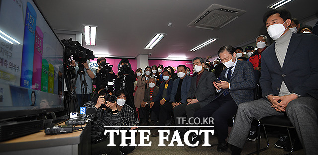 떨리는 출구 조사.... 과연 승자는 누구?
