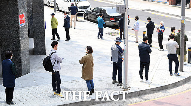 거리두기하며 줄 선 유권자들