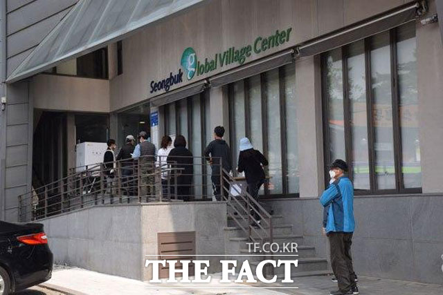 서울 성북구 성북동 주민들이 투표하기 위해 줄을 서 기다리고 있다. /장병문 기자