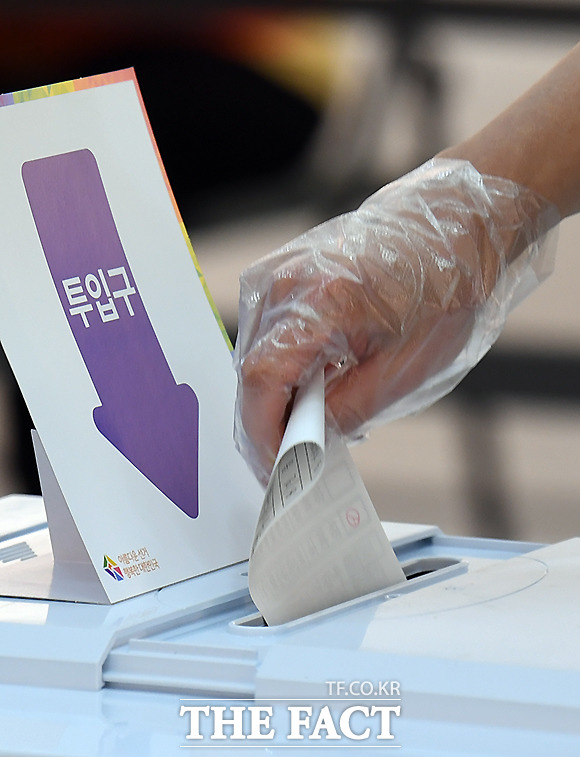 비닐장갑 낀 손으로 투표까지 완료