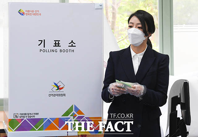 제21대 국회의원 선거일인 15일 오전 송파을에 출마한 배현진 미래통합당 후보가 서울 송파구 잠신초등학교에 마련된 잠실2동 제3투표소에서 투표하고 있다. /김세정 기자